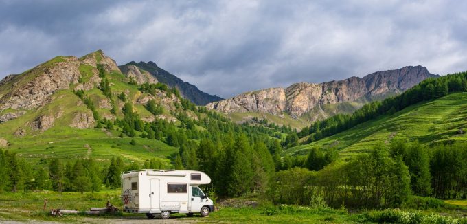 un-bivouac-en-foret-sur-cette-image-le-camping-cariste-est-en-stationnement-et-non-en-camping.jpg